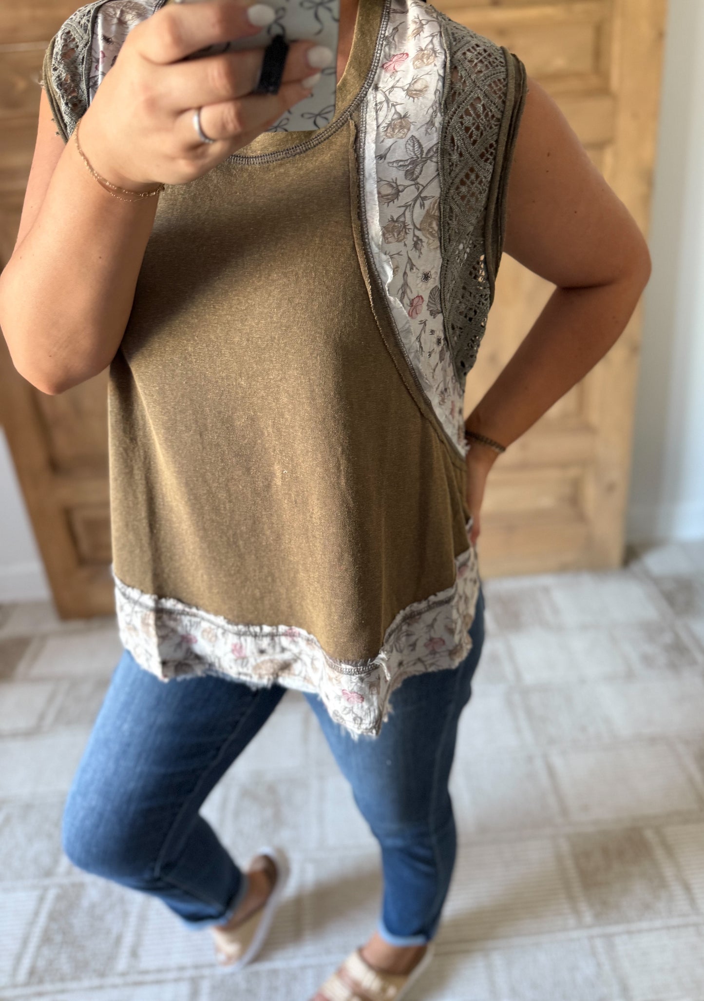 POL Floral Frayed Hem Crochet Cap Sleeve Top