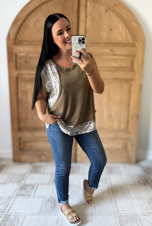 POL Floral Frayed Hem Crochet Cap Sleeve Top