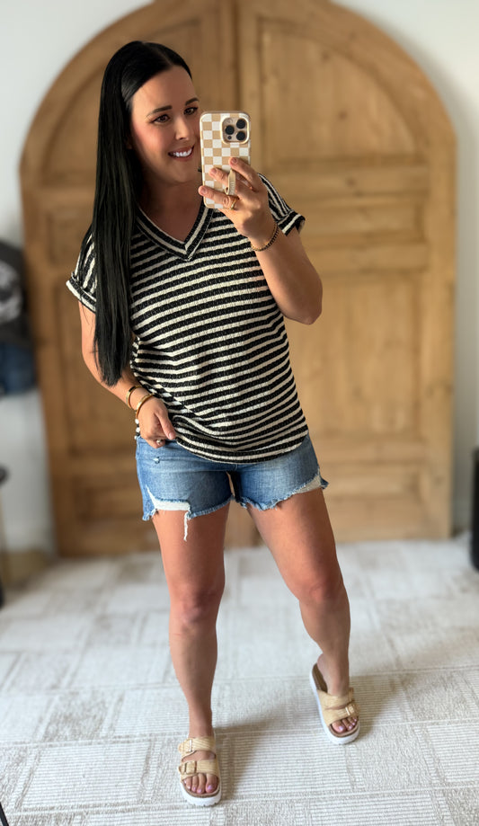 SHORT SLEEVE WITH BAND V NECK STRIPE TOP: BLACK/CREAM