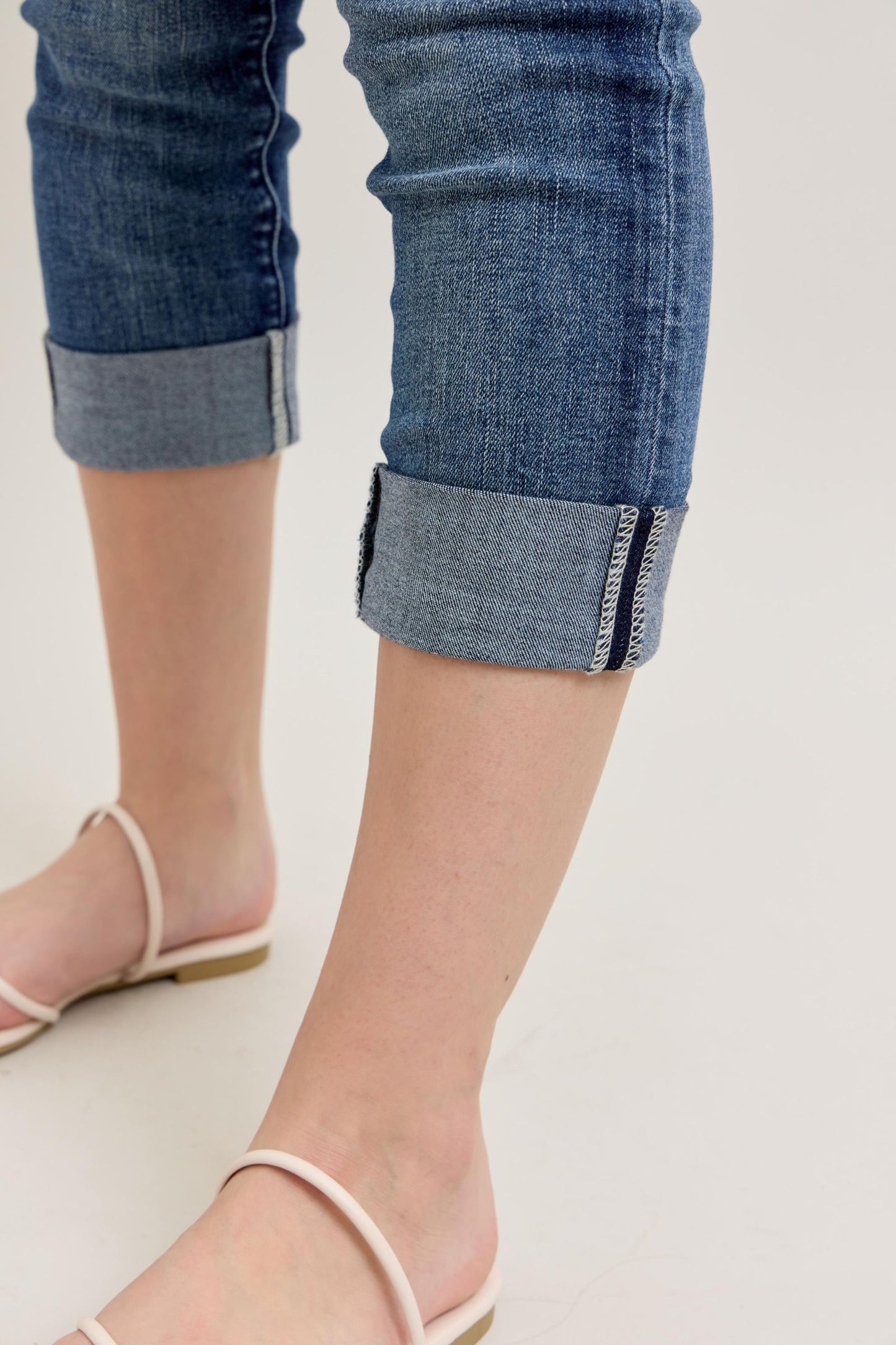 JUDY BLUE JESSIE MID RISE CUFFED CAPRI