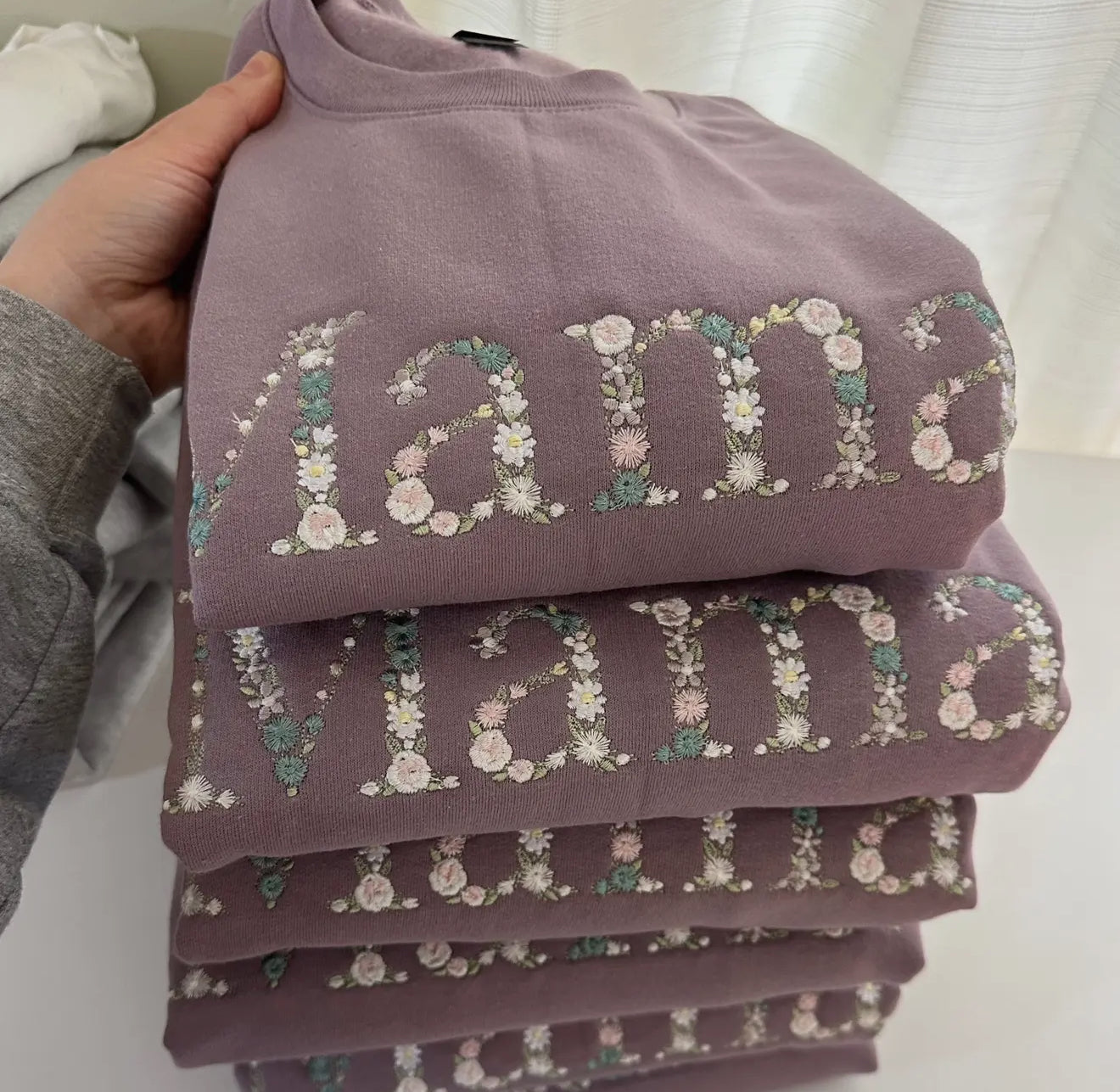 MAMA EMBROIDERED CREWNECK