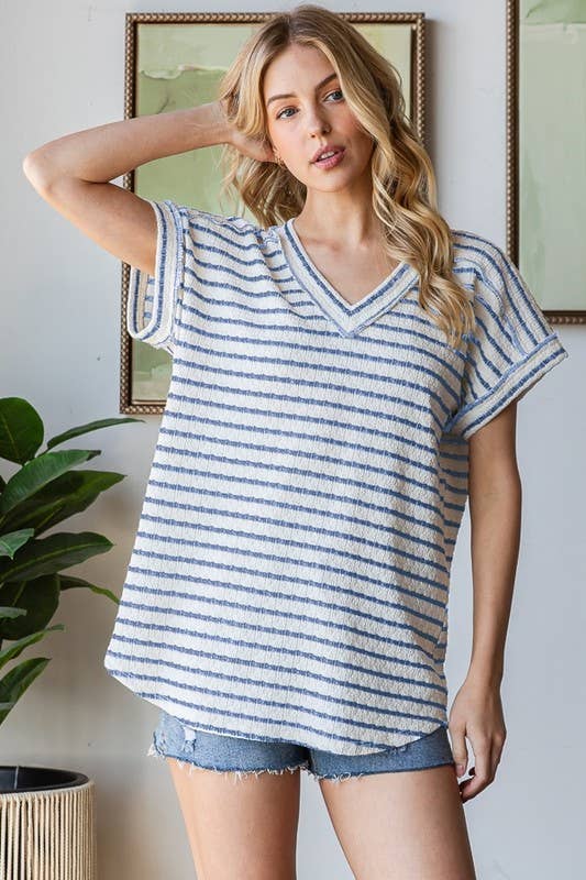 SHORT SLEEVE WITH BAND V NECK STRIPE TOP: CREAM/CHAMBRAY