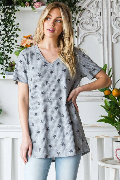 SHORT SLEEVE V NECK STAR PRINT TOP: H GREY/BLACK