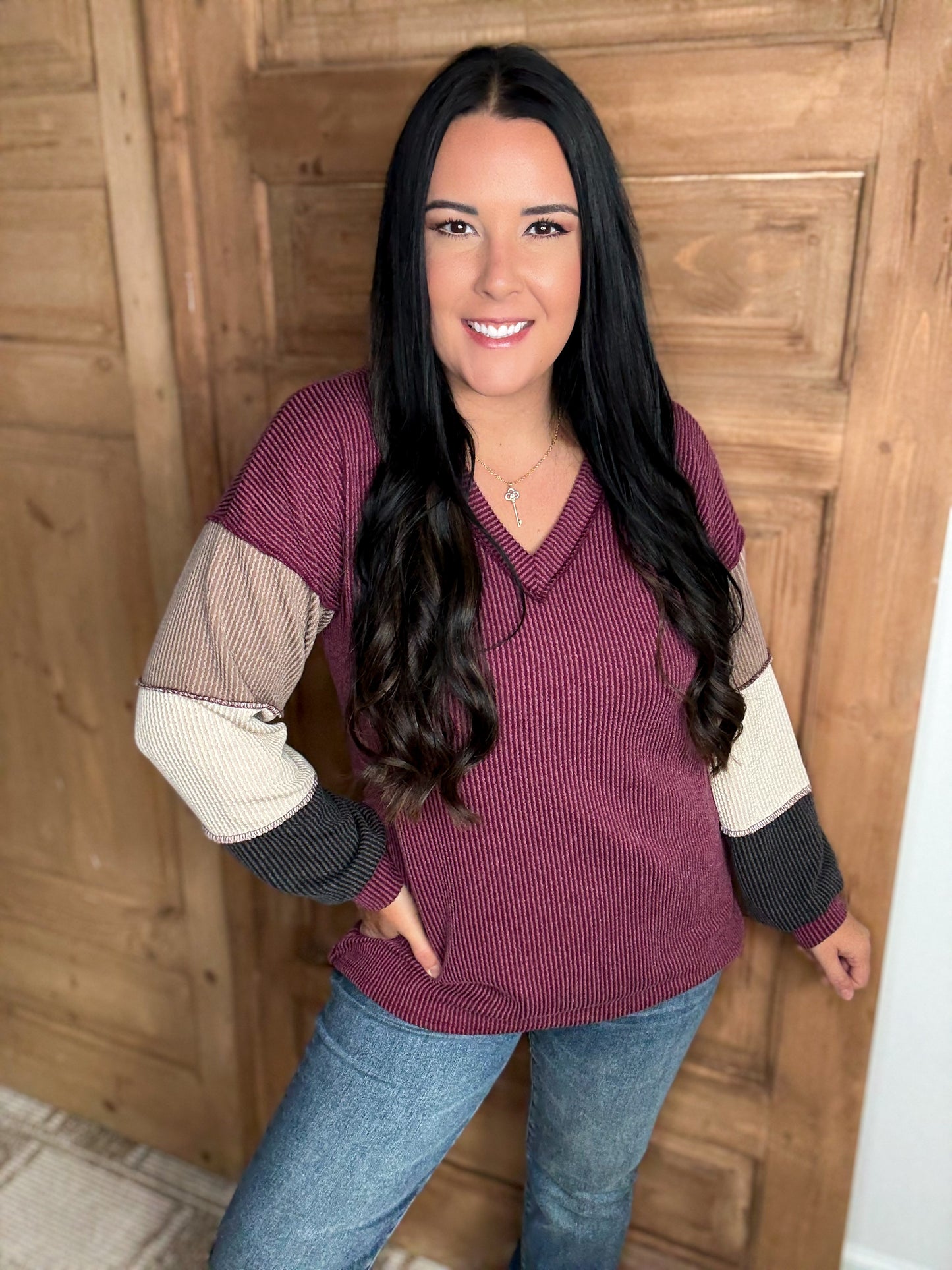*DOORBUSTER RIBBED COLOR BLOCK SLEEVE TOP- BURGUNDY
