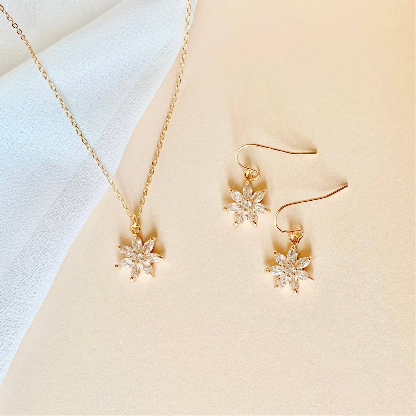 CRYSTAL FLOWER EARRINGS | gold | diamond flower earrings: 18K GOLD POST