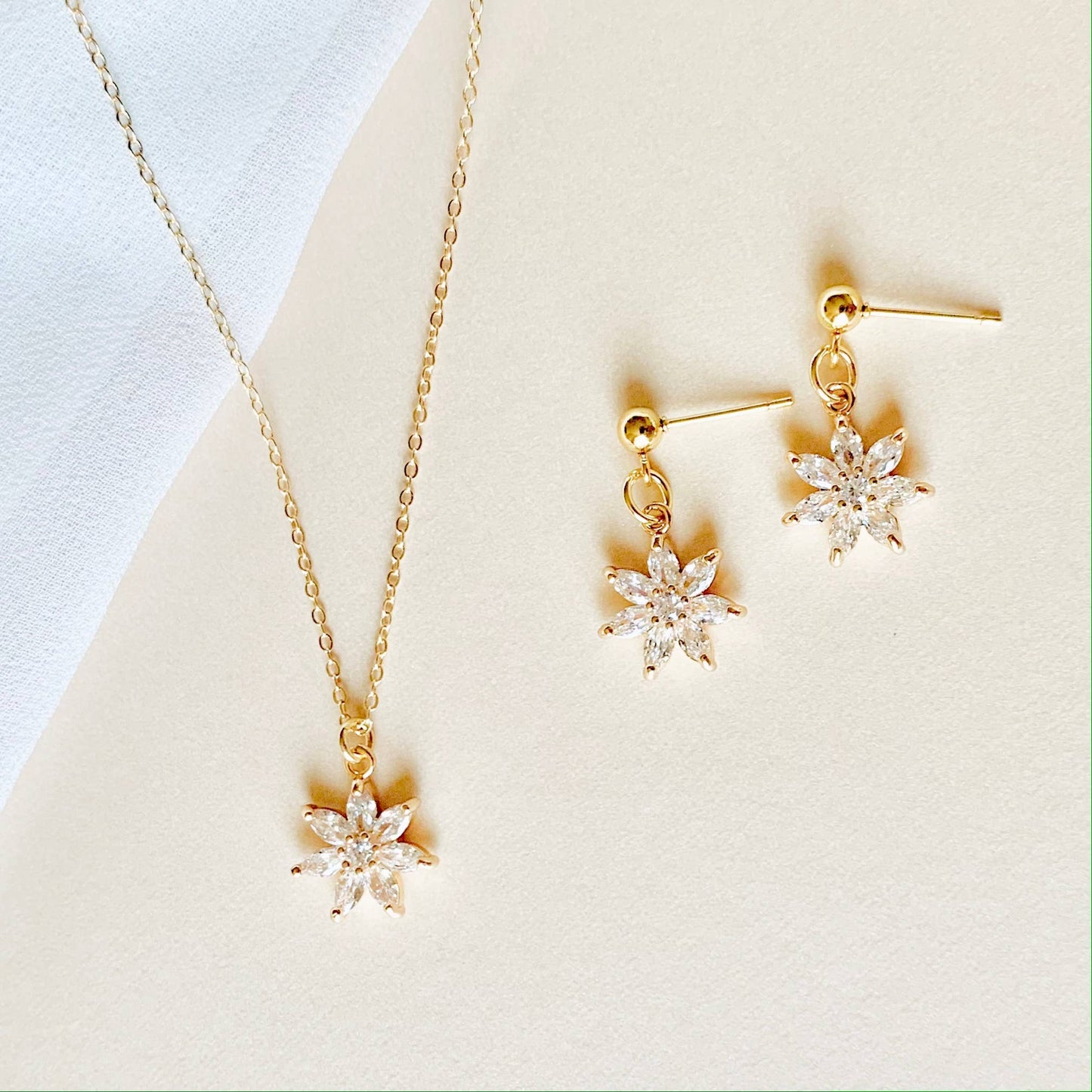 CRYSTAL FLOWER EARRINGS | gold | diamond flower earrings: 18K GOLD POST