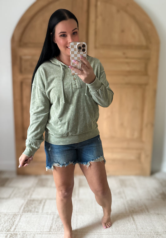 WASHED HOODED HENLEY KNIT SWEATER: OLIVE
