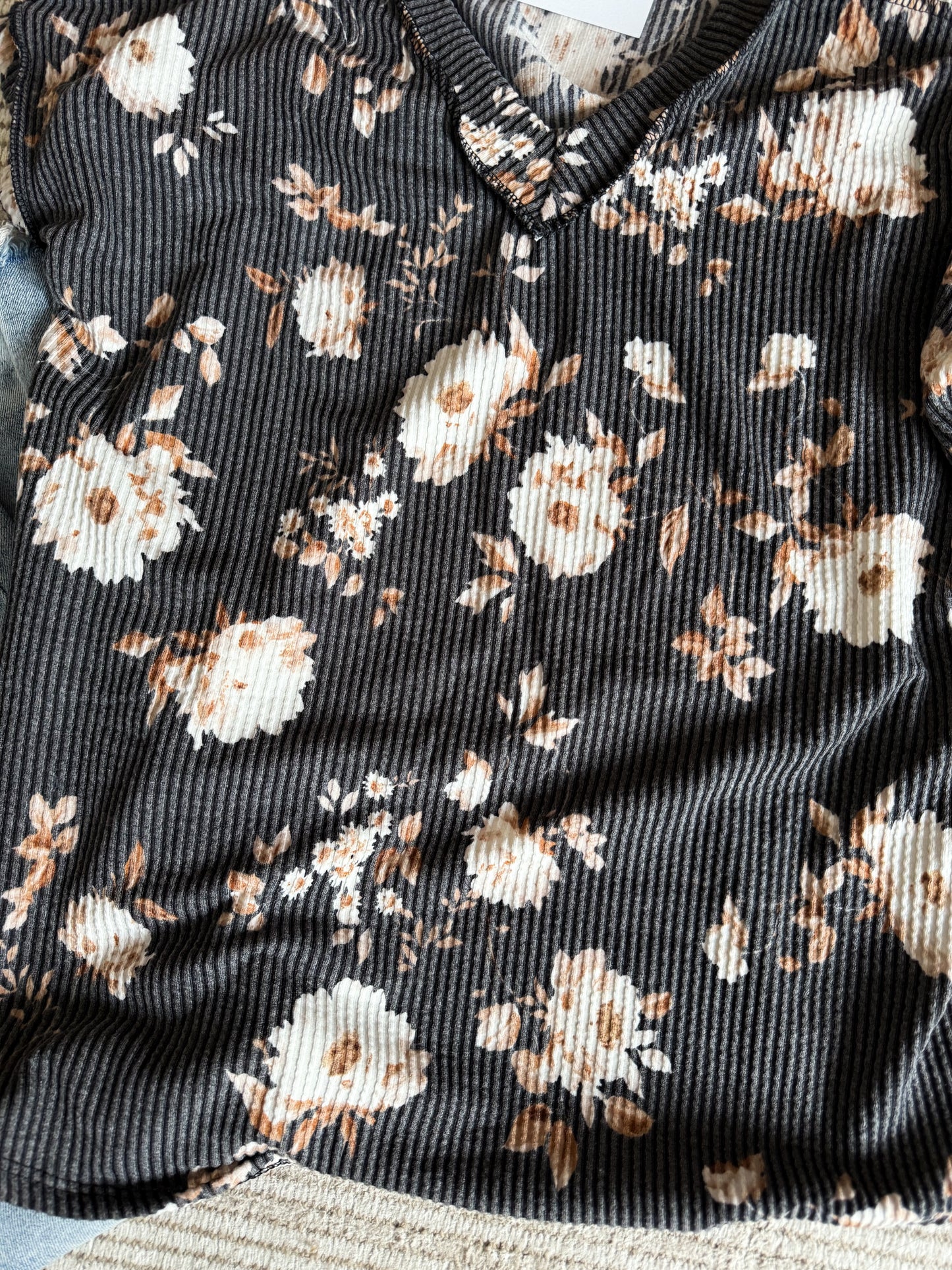 ALL YOU NEED NEUTRAL FLORAL RIBBED TOP