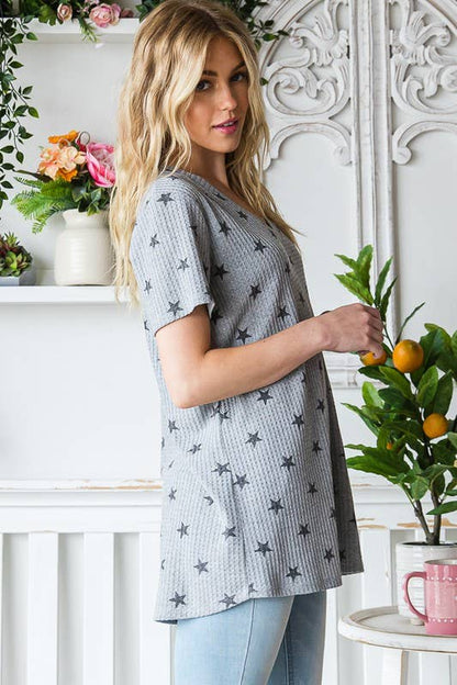 SHORT SLEEVE V NECK STAR PRINT TOP: H GREY/BLACK