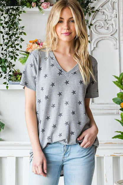 SHORT SLEEVE V NECK STAR PRINT TOP: H GREY/BLACK