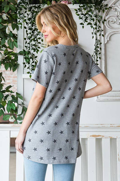 SHORT SLEEVE V NECK STAR PRINT TOP: H GREY/BLACK
