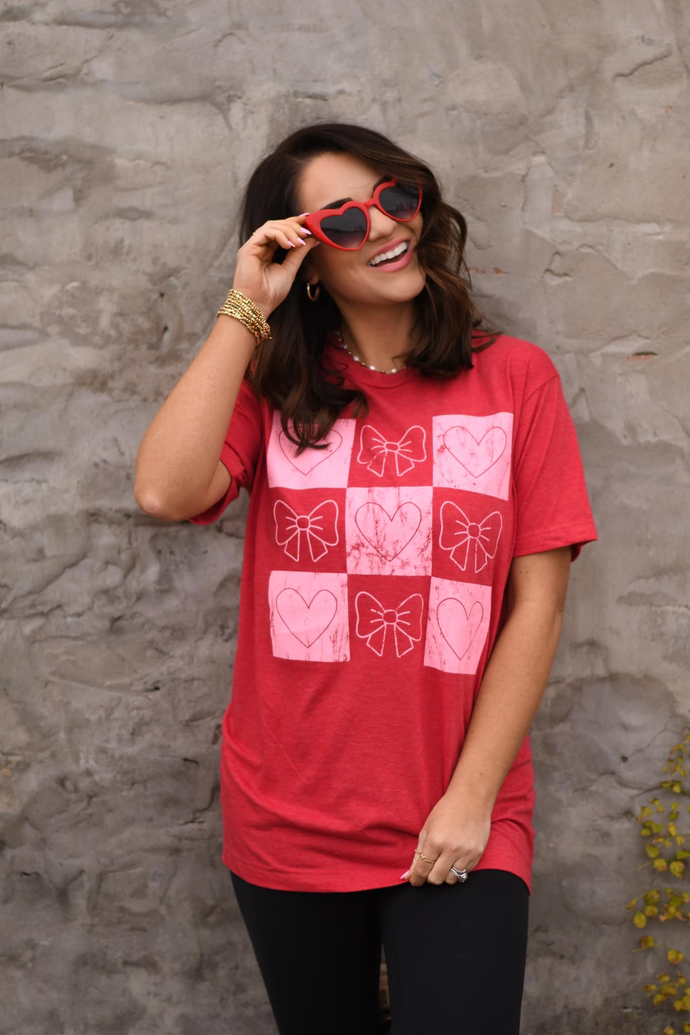 CHECKERED BOWS & HEARTS GRAPHIC TEE